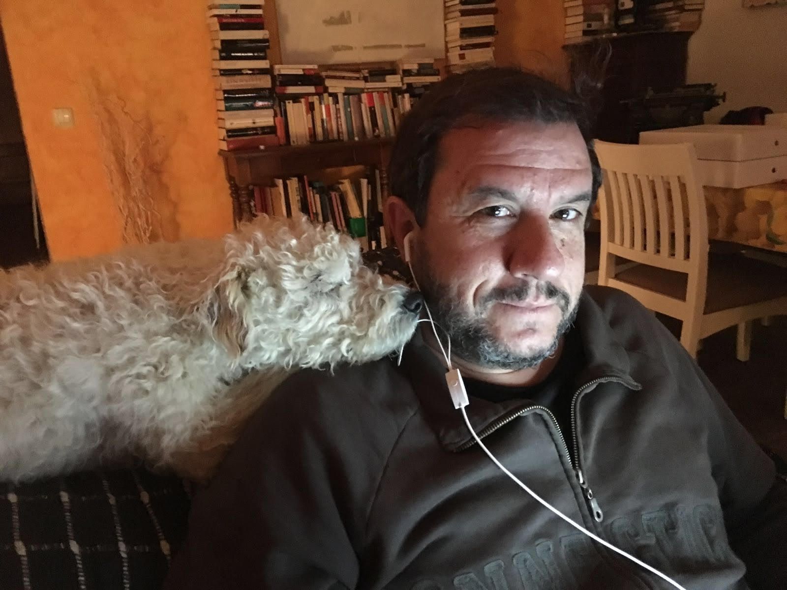 Carlos Martín, coordinador de guion de «Olmos y Robles»: «Lo difícil era mantener el equilibrio entre thriller y comedia costumbrista»
