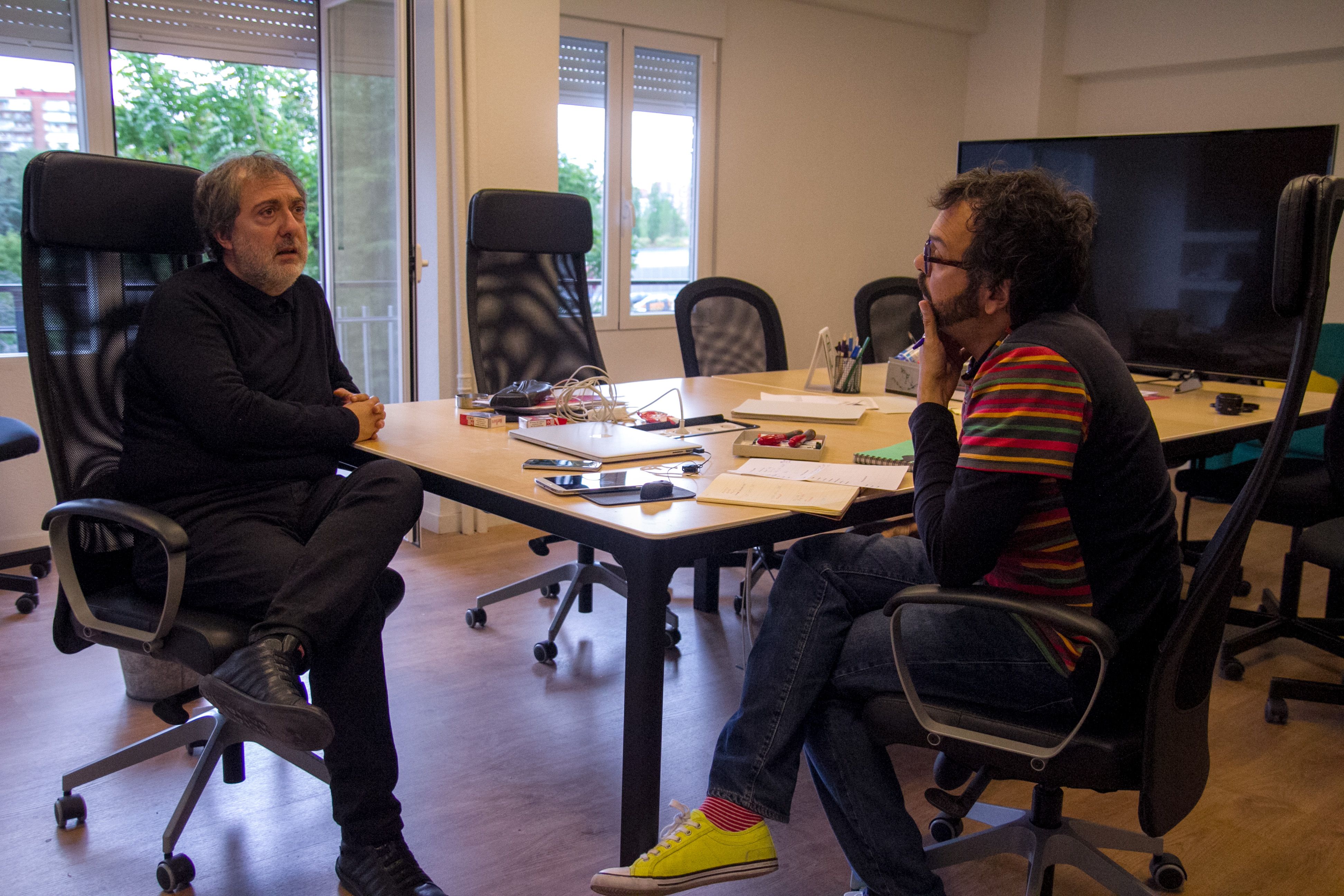 En la writers´ room de Javier Olivares, el tiempo también es el que es